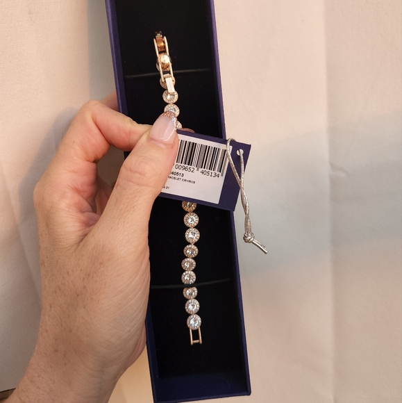 SOLD NWT Swarovski Angelic Rosegold Circle Bracelet ๐  Never Worn! - Picture 4 of 8